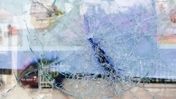 Суд обязал детсад № 7 в Томари залатать дыры и починить разбитые окна