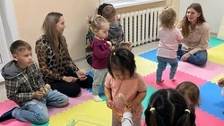 В Южно-Сахалинске мамы с детьми познают мир через игру в семейных клубах