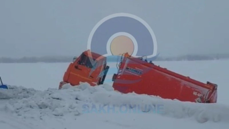 Мусоровоз улетел в кювет на дороге Южно-Сахалинск — Оха