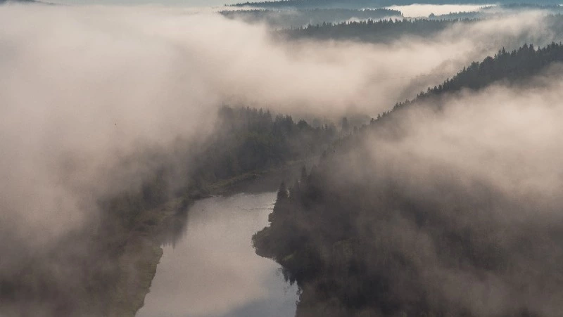 Поиски упавшей с моста девушки в Ногликах не принесли результатов