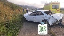 Водитель Toyota не справился с управлением и вылетел с дороги в Холмском районе