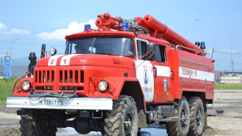 Девять пожарных тушили большой дачный домик в Невельском районе