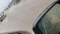 Затяжной ливень затопил улицы на юге Сахалина. «Обалдеть!»