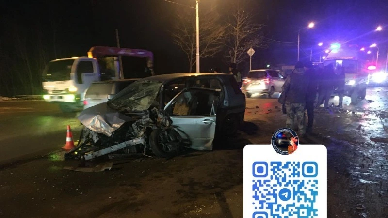 «Авто вдребезги»: в Южно-Сахалинске столкнулись минивэн и «японец»