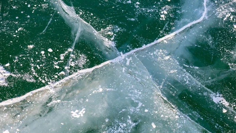 МЧС: лед у побережья Сахалина пошел опасными трещинами