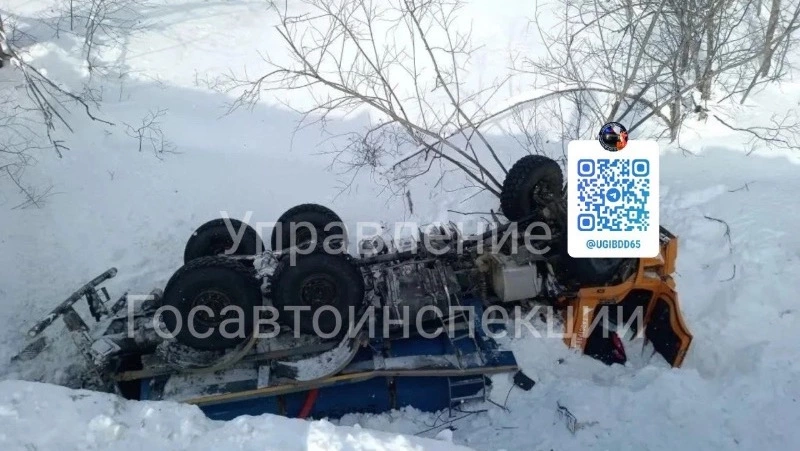 КамАЗ слетел с моста в Ногликском районе — один человек погиб 