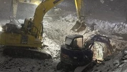 Более суток и шесть единиц техники: как в Долинском районе пробивались к порыву через болота