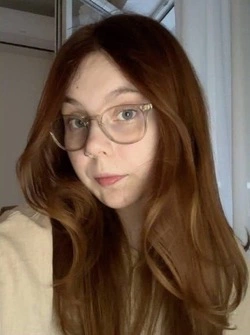 В Южно-Сахалинске ищут 19-летнюю девушку в очках с татуировкой на левой руке