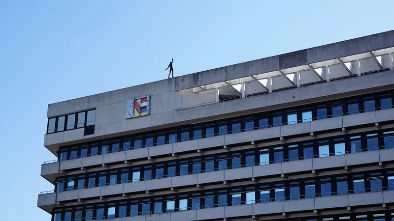 В Смирных полицейские целый час уговаривали юношу не прыгать с крыши недостроенного дома