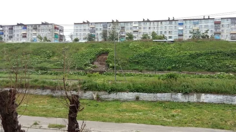 Оползень сошел со склона на улице Советской в Холмске