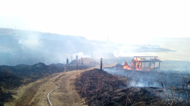 Палы травы на Сахалине переросли в два крупных пожара
