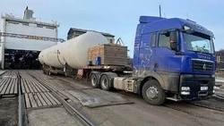 Паром «Александр Деев» доставил на Сахалин 30-метровый автопоезд