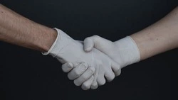 Роспотребнадзор исключил перчатки из перечня мер для борьбы с ковидом