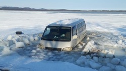 Автомобиль рыбака провалился под лед на озере Изменчивое в Корсаковском районе