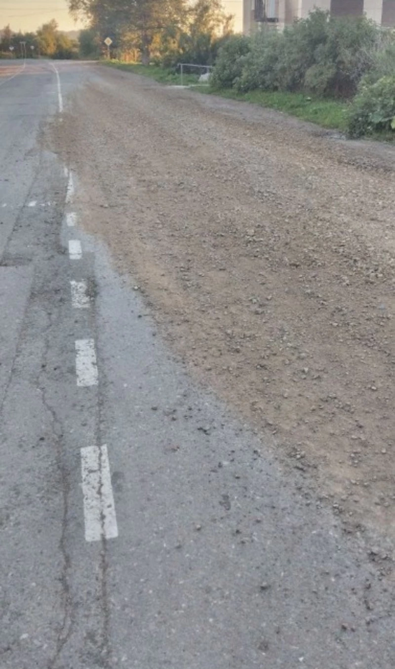 Очевидцы: грузовик засыпал щебнем дорогу в Долинском районе