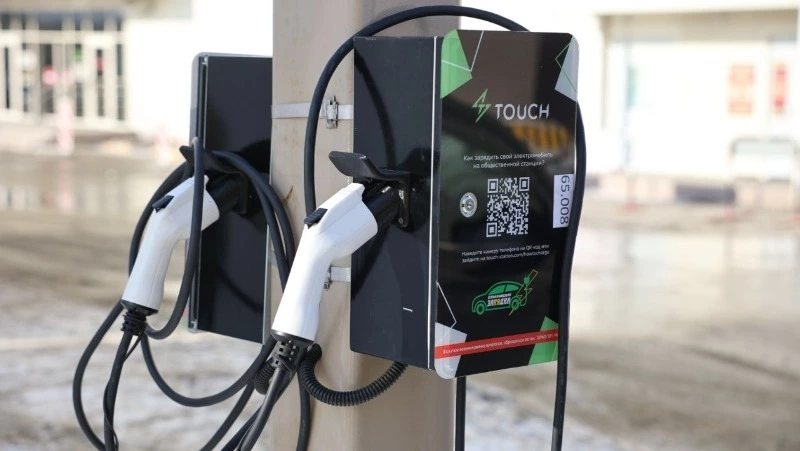 Две установки для заправки электрокаров запустили у популярного ТЦ в Южно-Сахалинске