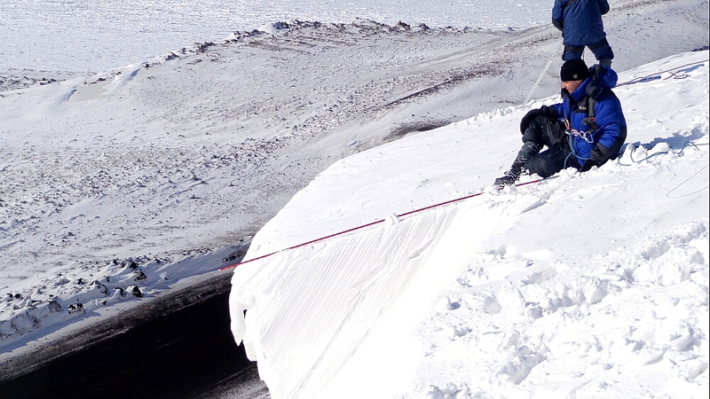 На Сахалине отменили пригородные поезда из-за угрозы лавин