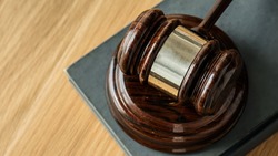 В Долинске мужчина обокрал знакомую, которую вызвался проводить