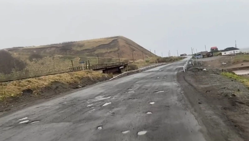 Новый асфальт в селе Невельского района растаял вместе со снегом