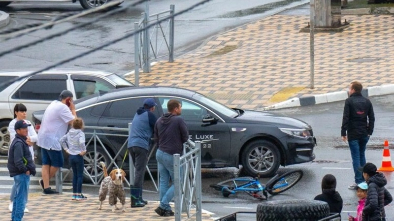 В Южно-Сахалинске автомобиль такси сбил велосипедиста