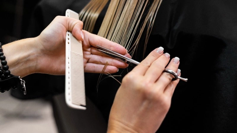 Лунный календарь стрижек на декабрь 2023: благоприятные дни для похода к стилисту