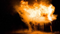 Посреди ночи загорелся гараж напротив детского сада на севере Сахалина