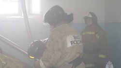 Деревянная рама на лестничном пролете загорелась в пятиэтажном доме в Поронайске