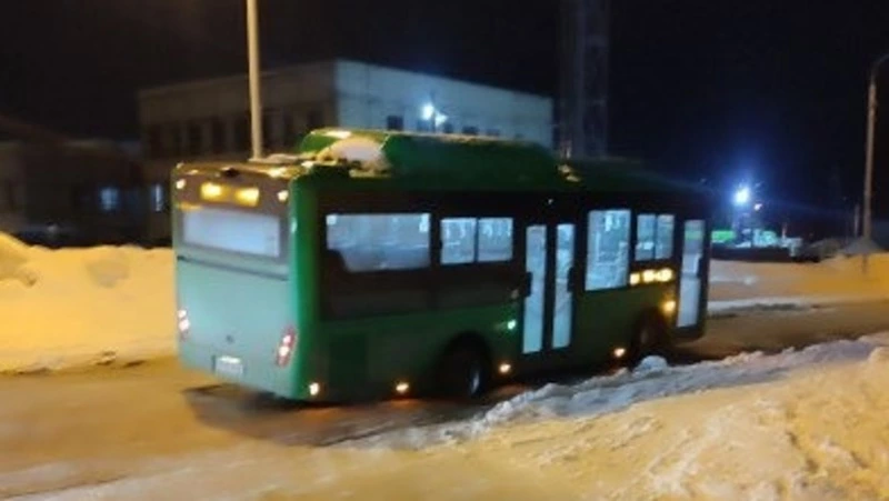 «Зеленый» автобус провалился колесом в яму от ремонтных работ в Дальнем