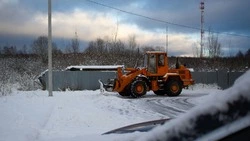 Работник совхоза на Сахалине выпал из кабины трактора и получил тяжелую травму