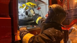 Металлическая опора электропередачи вспыхнула в Корсакове 10 марта 