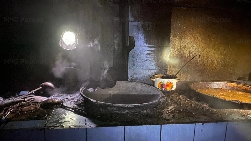 Пожарные потушили пристройку к кафе в Южно-Сахалинске вечером 23 июля