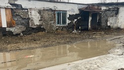 Мэрия назвала подрядчика для отсыпки разбитой дороги во дворе Ново-Александровска