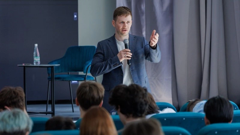 В образовательном центре «Сахалинтех Алаид» состоялась встреча будущих призывников с ветераном СВО