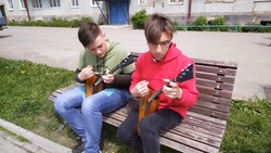 Молодые музыканты дали уличный концерт на балалайках в поселке Сахалина