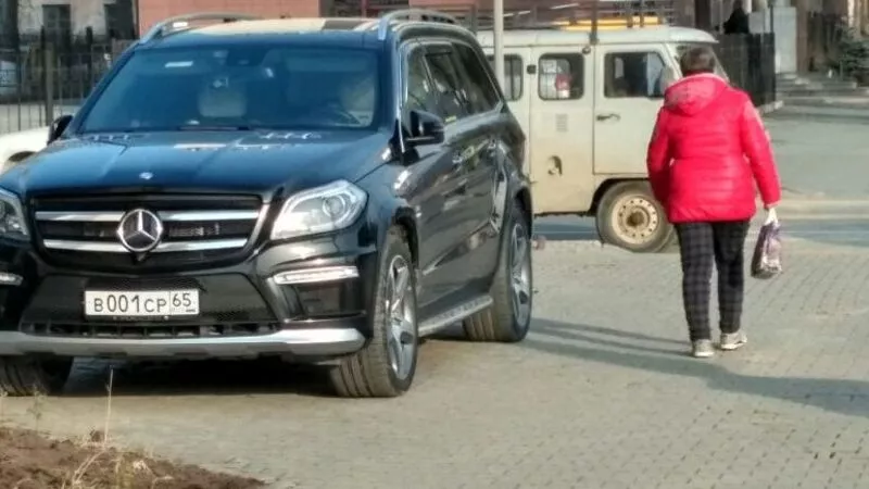 В Южно-Сахалинске водитель «Мерседеса» прикидывается пешеходом