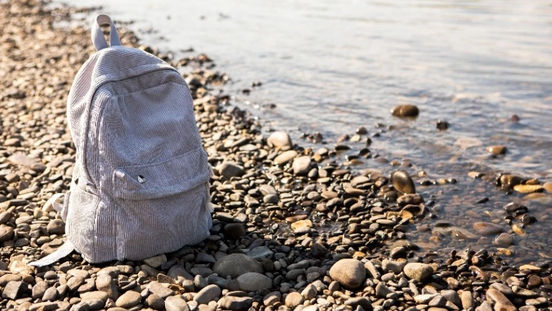 Рыбачка оставила портфель возле реки в Корсакове и лишилась золотых украшений