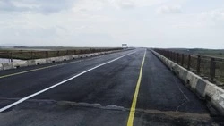 Дорожное покрытие восстановили на мосту через реку в Томаринском районе