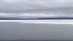 «На лодках»: растаявший припай не останавливает любителей зимней рыбалки на Сахалине