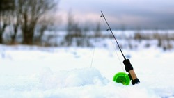 Рыбаков предупредили об опасности выхода на лед 24 января на Сахалине