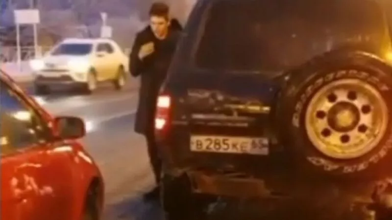 Женщина на автомобиле врезалась в джип и скрылась с места ДТП в Южно-Сахалинске