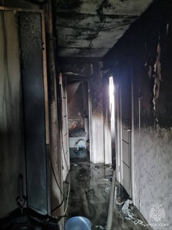 Три человека пострадали при пожаре в многоквартирном доме в Корсакове