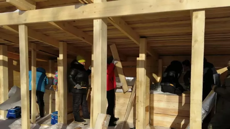 В Тымовском волонтеры строят приют для бездомных собак