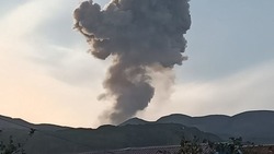 МЧС сообщило о выбросе пепла на вулкане Эбеко 11 августа