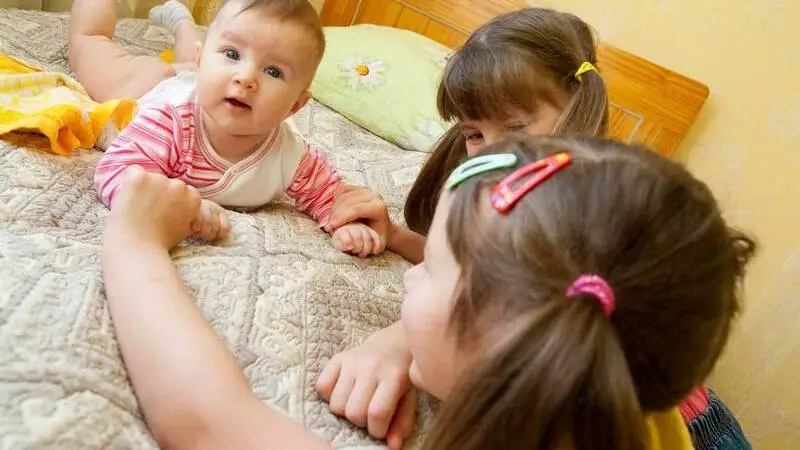 Около тысячи сахалинских семей получили в этом году выплату на первенца