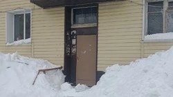 Жительница Долинска пожаловалась на неубранный снег, кучи которого заблокировали подъезд к ее дому