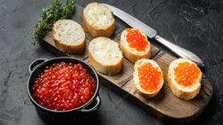 Как отличить настоящую красную икру от подделки: шпаргалка для жителей Сахалина