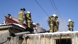Пожарные два часа тушили возгорание частного дома в Корсакове