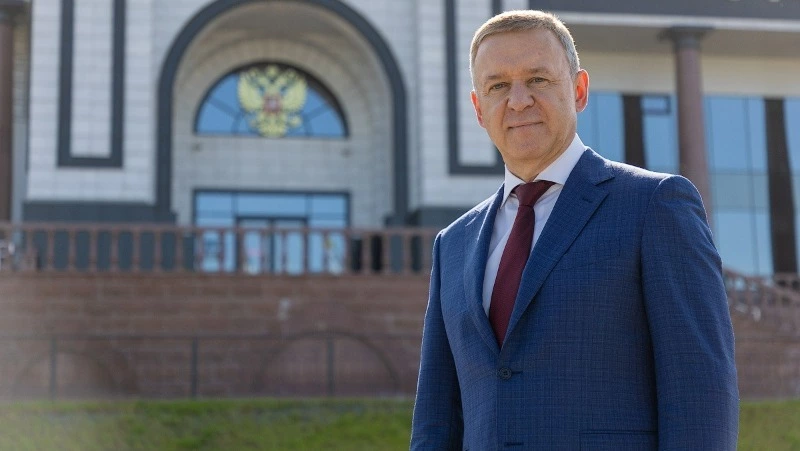 Мэр Южно-Сахалинска Сергей Надсадин поздравил горожан с Днем России   