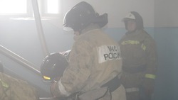 Пожарные спасли жителя многоквартирного дома в Корсакове
