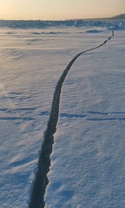 «Люди идут, всем плевать»: очевидец заснял большую трещину на льду в Долинском районе